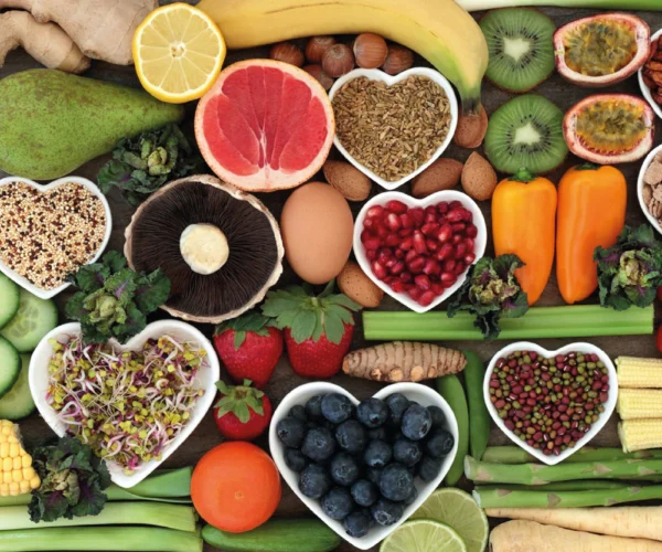 Frutas y verduras en platos de corazón vistas desde arriba | Alimentación saludable clave para un bienestar sostenible | Alimentos Sostenibles